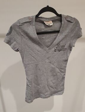 Red Canoe - Women's Gray V‑Neck Tee